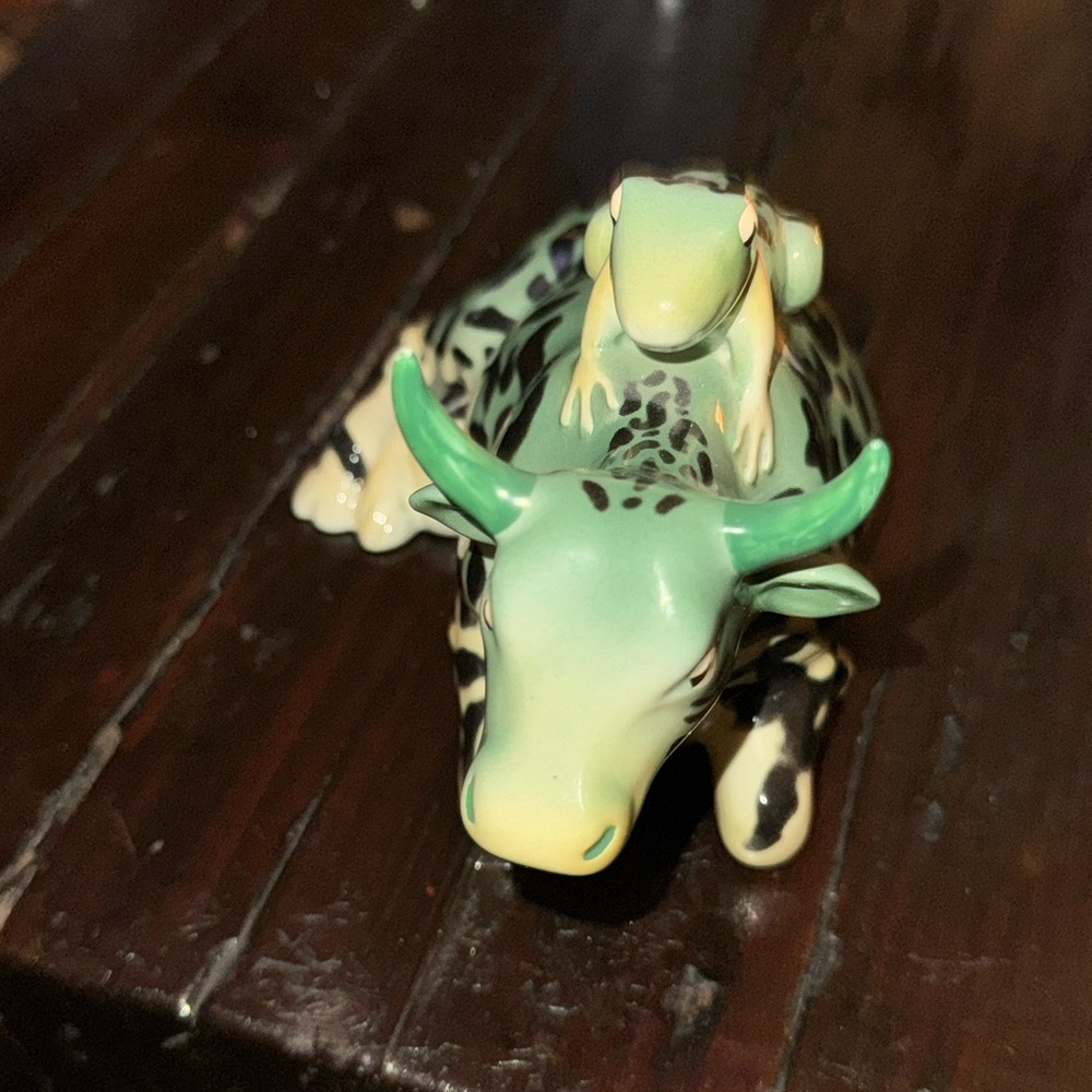 Cow Parade Ceramic Green Spotted Frog and Cow Figurine - Picture 2 of 5